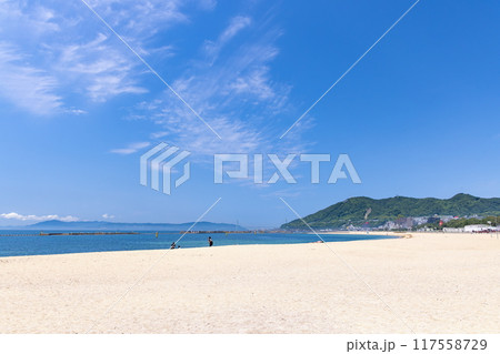 初夏の須磨海水浴場の風景（前方に淡路島・明石海峡大橋が見えます）　神戸市須磨区須磨海浜公園にて 117558729
