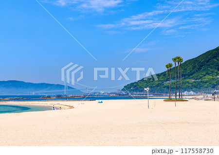 初夏の須磨海水浴場の風景(前方に淡路島・明石海峡大橋が見えます) 神戸市須磨区須磨海浜公園にて 初夏の須磨海水浴場の風景(前方に淡路島・明石海峡大橋が見えます) 神戸市須磨区須磨海浜公園にて 117558730
