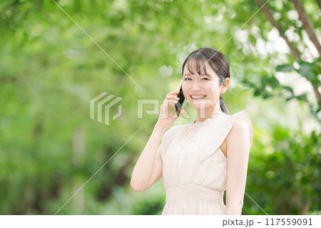 公園でスマホで話す女性 117559091