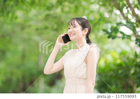 公園でスマホで話す女性 117559093