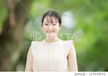 公園で微笑む20代女性 117559572