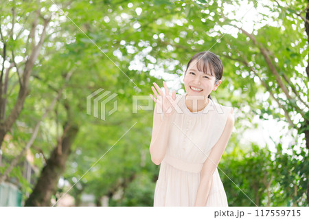 公園で森林浴する女性 公園で森林浴する女性 117559715