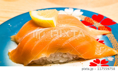 サーモンのにぎり寿司 117559758