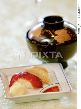 会食の寿司とお椀 117560036