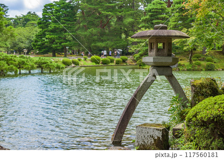 兼六園(特別名勝) 徽軫灯籠 石川県金沢市 兼六園(特別名勝) 徽軫灯籠 石川県金沢市 117560181