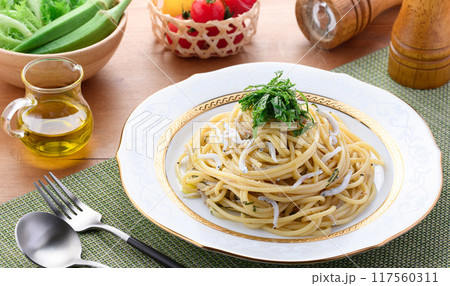 釜揚げしらすとシソのパスタ 大葉とバターの香りとしらすの旨味が絶妙 釜揚げしらすとシソのパスタ 大葉とバターの香りとしらすの旨味が絶妙 117560311