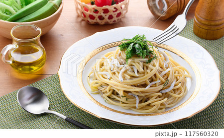 釜揚げしらすとシソのパスタ 大葉とバターの香りとしらすの旨味が絶妙 釜揚げしらすとシソのパスタ 大葉とバターの香りとしらすの旨味が絶妙 117560320