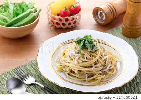 釜揚げしらすとシソのパスタ 大葉とバターの香りとしらすの旨味が絶妙 釜揚げしらすとシソのパスタ 大葉とバターの香りとしらすの旨味が絶妙 117560321