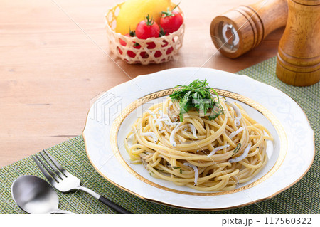 釜揚げしらすとシソのパスタ 大葉とバターの香りとしらすの旨味が絶妙 釜揚げしらすとシソのパスタ 大葉とバターの香りとしらすの旨味が絶妙 117560322
