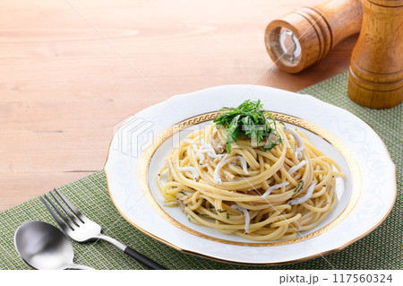 釜揚げしらすとシソのパスタ 大葉とバターの香りとしらすの旨味が絶妙 釜揚げしらすとシソのパスタ 大葉とバターの香りとしらすの旨味が絶妙 117560324