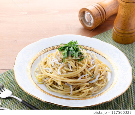 釜揚げしらすとシソのパスタ 大葉とバターの香りとしらすの旨味が絶妙 釜揚げしらすとシソのパスタ 大葉とバターの香りとしらすの旨味が絶妙 117560325