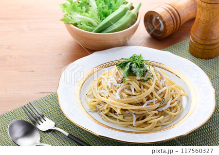 釜揚げしらすとシソのパスタ　大葉とバターの香りとしらすの旨味が絶妙 117560327