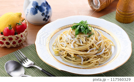 釜揚げしらすとシソのパスタ 大葉とバターの香りとしらすの旨味が絶妙 釜揚げしらすとシソのパスタ 大葉とバターの香りとしらすの旨味が絶妙 117560329