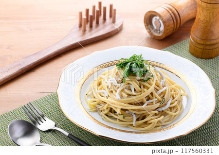 釜揚げしらすとシソのパスタ　大葉とバターの香りとしらすの旨味が絶妙 117560331