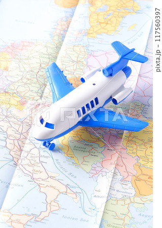 ヨーロッパの上空を飛ぶ旅客機のイメージで、ヨーロッパへの空の旅 ヨーロッパの上空を飛ぶ旅客機のイメージで、ヨーロッパへの空の旅 117560397