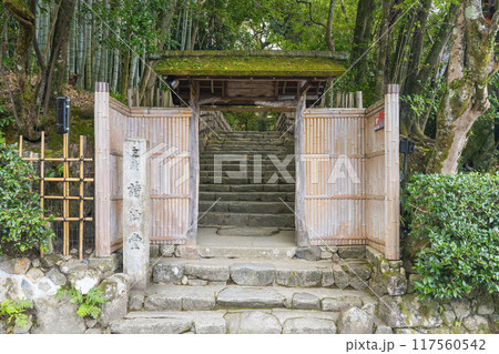 京都　詩仙堂の入口にある小さな門「小有洞」 117560542