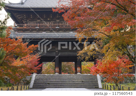 秋の京都　南禅寺　紅葉に包まれた三門 117560543