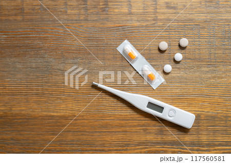 体温計と薬 117560581
