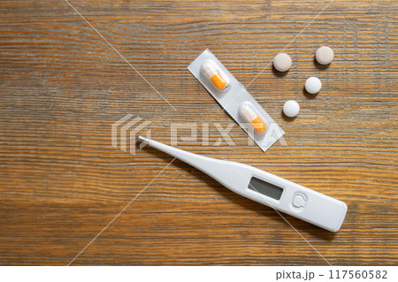 体温計と薬 117560582