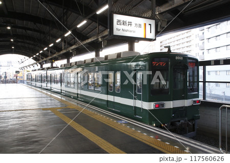 大師前駅に停車中の東武大師線8000系(緑色:草だんご列車) 大師前駅に停車中の東武大師線8000系(緑色:草だんご列車) 117560626
