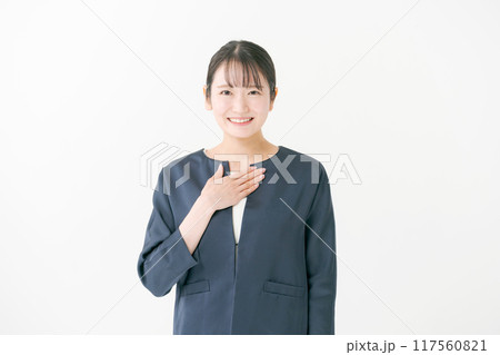 スーツ姿の20代女性 スーツ姿の20代女性 117560821