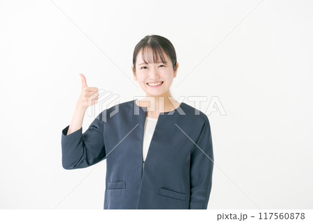 スーツ姿の20代女性 スーツ姿の20代女性 117560878