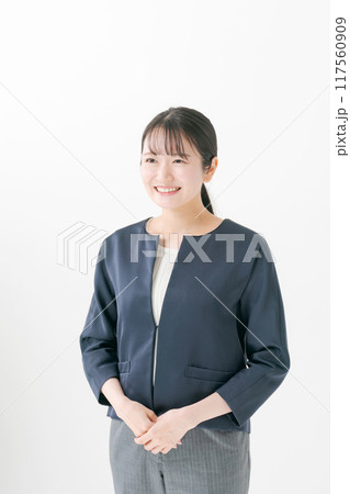 スーツ姿の20代女性 スーツ姿の20代女性 117560909