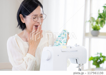 趣味　ミシンで縫い物をするミドル女性 117561130