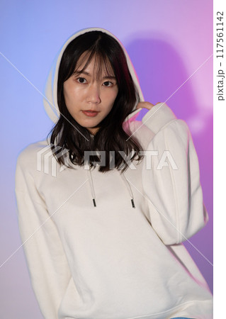 白パーカーを着てフードを被った若い女性ポートレート 白パーカーを着てフードを被った若い女性ポートレート 117561142