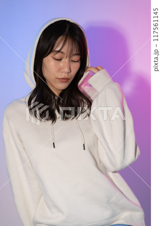白パーカーを着てフードを被った若い女性ポートレート 白パーカーを着てフードを被った若い女性ポートレート 117561145