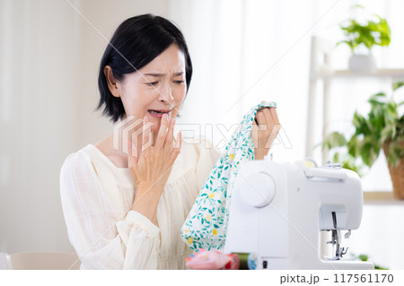 趣味　ミシンで縫い物をするミドル女性 117561170