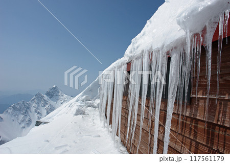 山小屋の氷柱 117561179