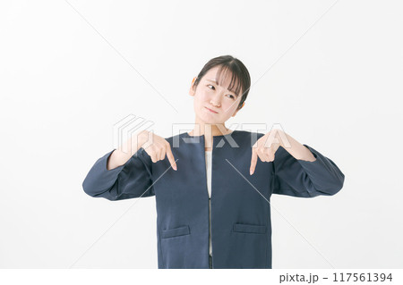 スーツ姿の20代女性 スーツ姿の20代女性 117561394