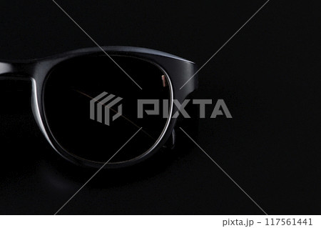 サングラスを黒背景で撮影 サングラスを黒背景で撮影 117561441