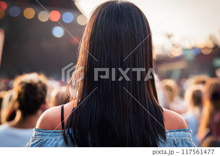 フェスを楽しむ女性の後ろ姿 117561477