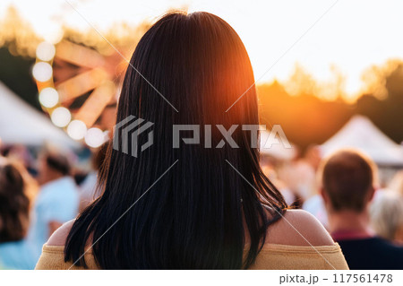 フェスを楽しむ女性の後ろ姿 117561478