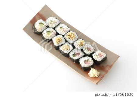 巻き寿司の盛り合わせを白背景で撮影 117561630
