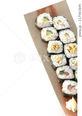 巻き寿司の盛り合わせを白背景で撮影 117561645