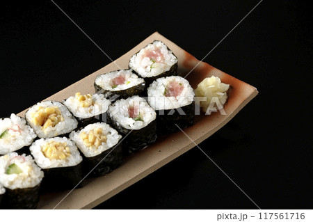 巻き寿司の盛り合わせを黒背景で撮影 117561716