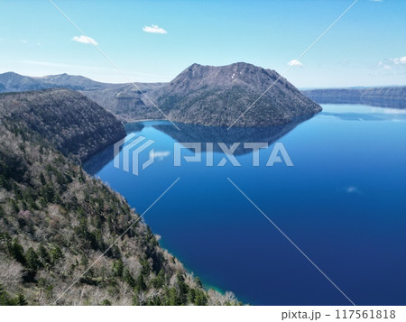 裏摩周展望台の上空から摩周湖の空撮 裏摩周展望台の上空から摩周湖の空撮 117561818