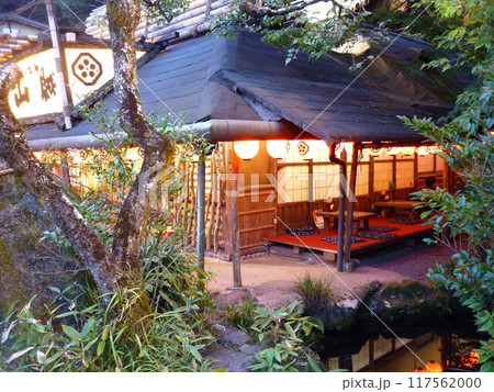 夜のいろり山賊の店内 117562000