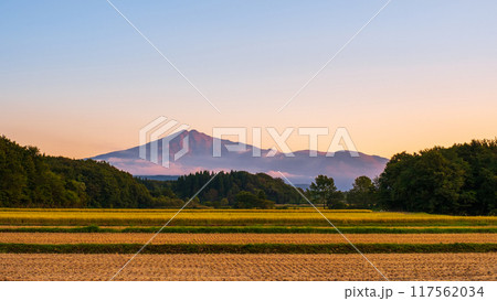 夕暮れの鳥海山 117562034
