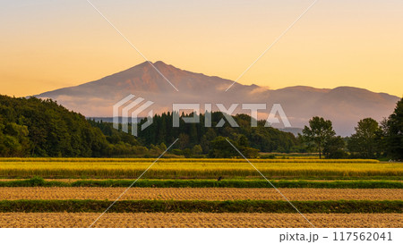 夕暮れの鳥海山 夕暮れの鳥海山 117562041