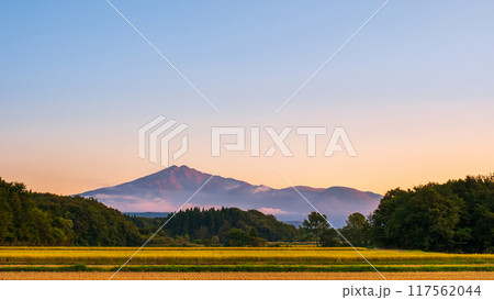 夕暮れの鳥海山 117562044