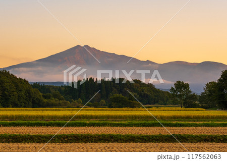 夕暮れの鳥海山 夕暮れの鳥海山 117562063