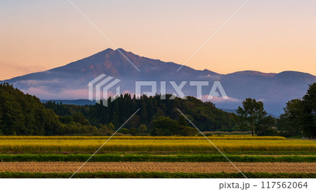 夕暮れの鳥海山 117562064