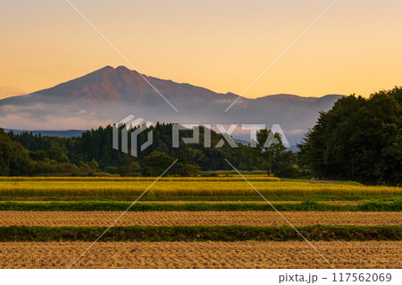 夕暮れの鳥海山 夕暮れの鳥海山 117562069