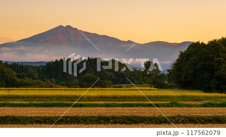 夕暮れの鳥海山 117562079