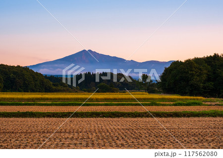 夕暮れの鳥海山 117562080
