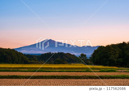 夕暮れの鳥海山 夕暮れの鳥海山 117562086